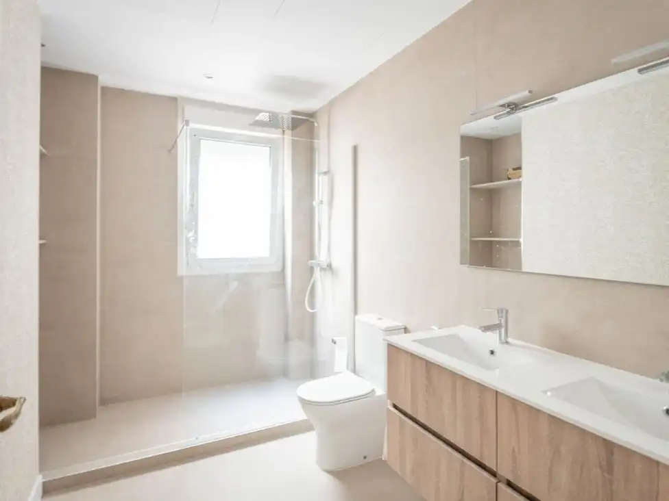 Bathroom of Flat for rent in  Madrid Capital  with Air Conditioner and Balcony