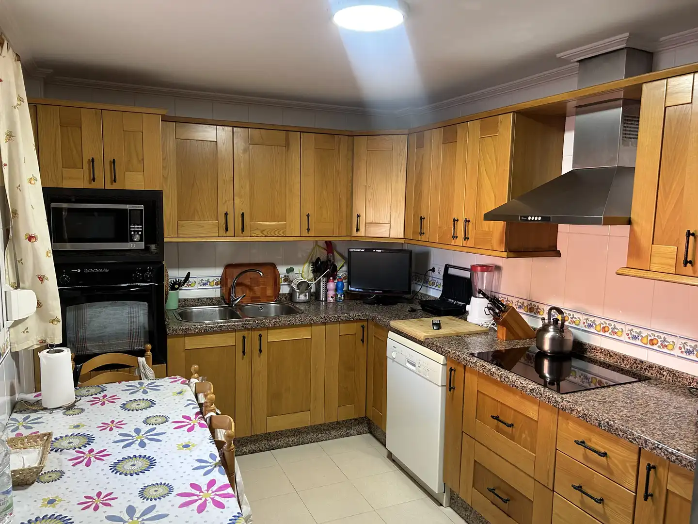 Casa adosada en venda a Calle el Bosque, 5, Pescadores - Saladillo Cuina de Casa adosada en venda en Algeciras amb Aire condicionat, Terrassa i Balcó