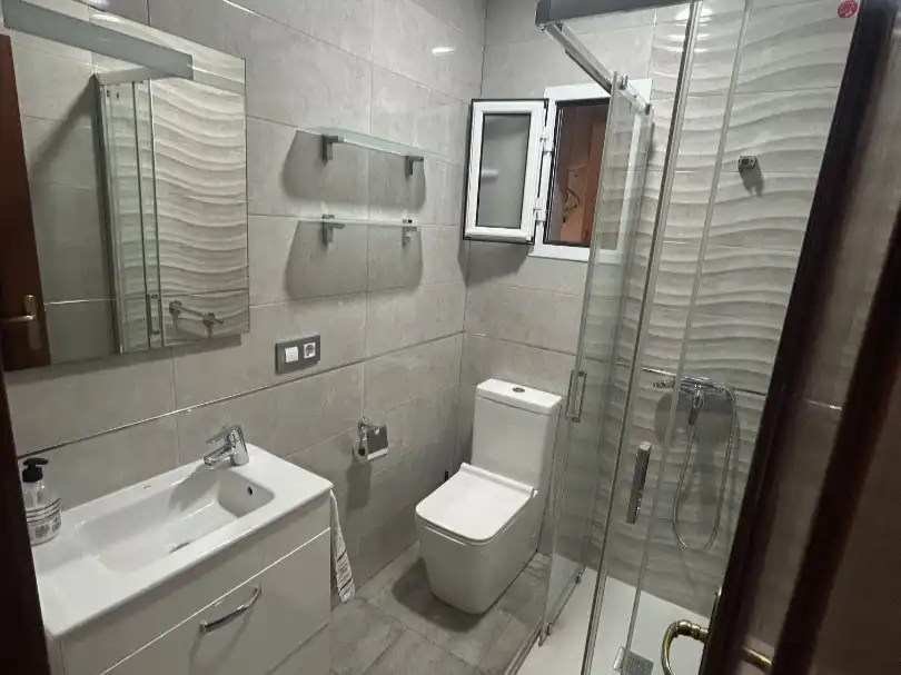 Piso en venta en Calle Playa de Valdelagrana, 6, El Torrejón - El Cerezo Baño de Piso en venta en Sevilla con Aire acondicionado y Amueblado