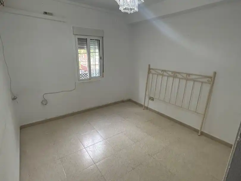 Piso en venta en Calle Playa de Valdelagrana, 6, El Torrejón - El Cerezo Habitación de Piso en venta en Sevilla con Aire acondicionado y Amueblado