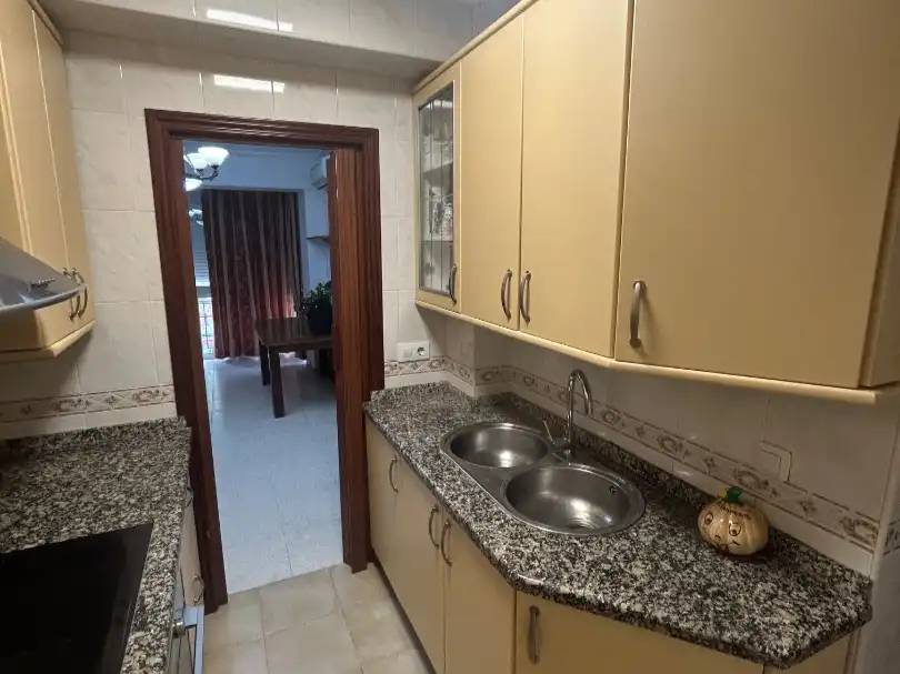 Piso en venta en Calle Playa de Valdelagrana, 6, El Torrejón - El Cerezo Cocina de Piso en venta en Sevilla con Aire acondicionado y Amueblado