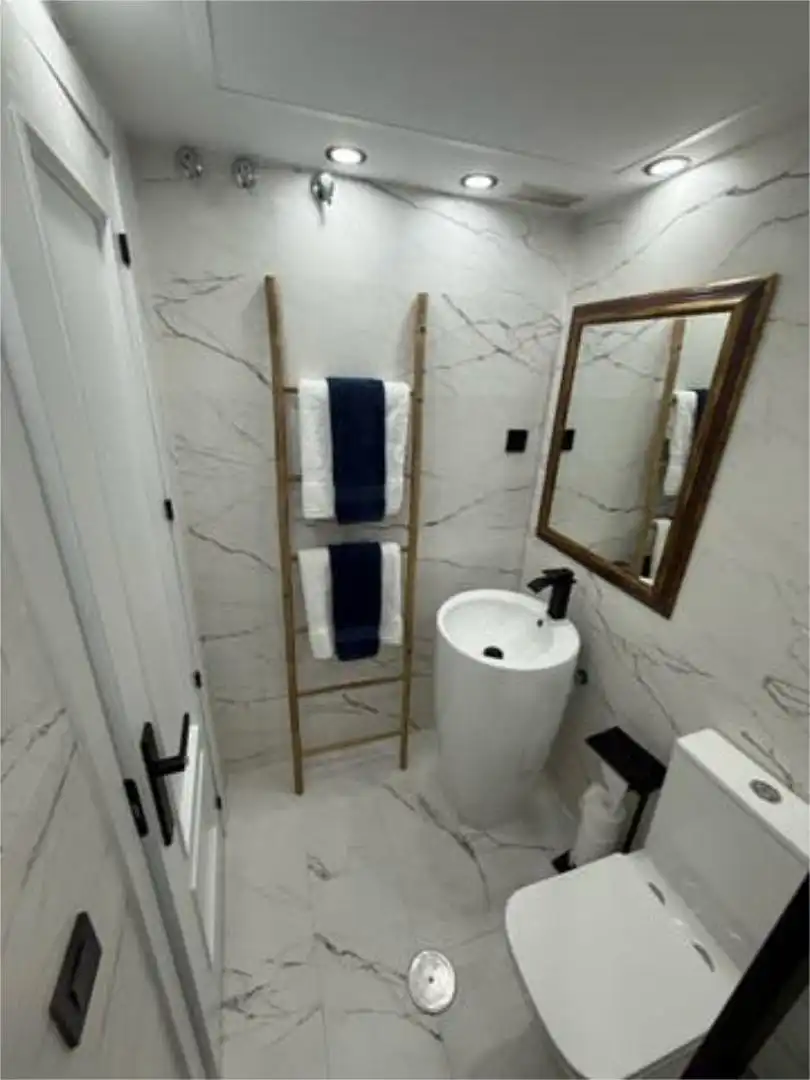 Baño de Piso de alquiler en Marbella con Calefacción, Jardín privado y Terraza