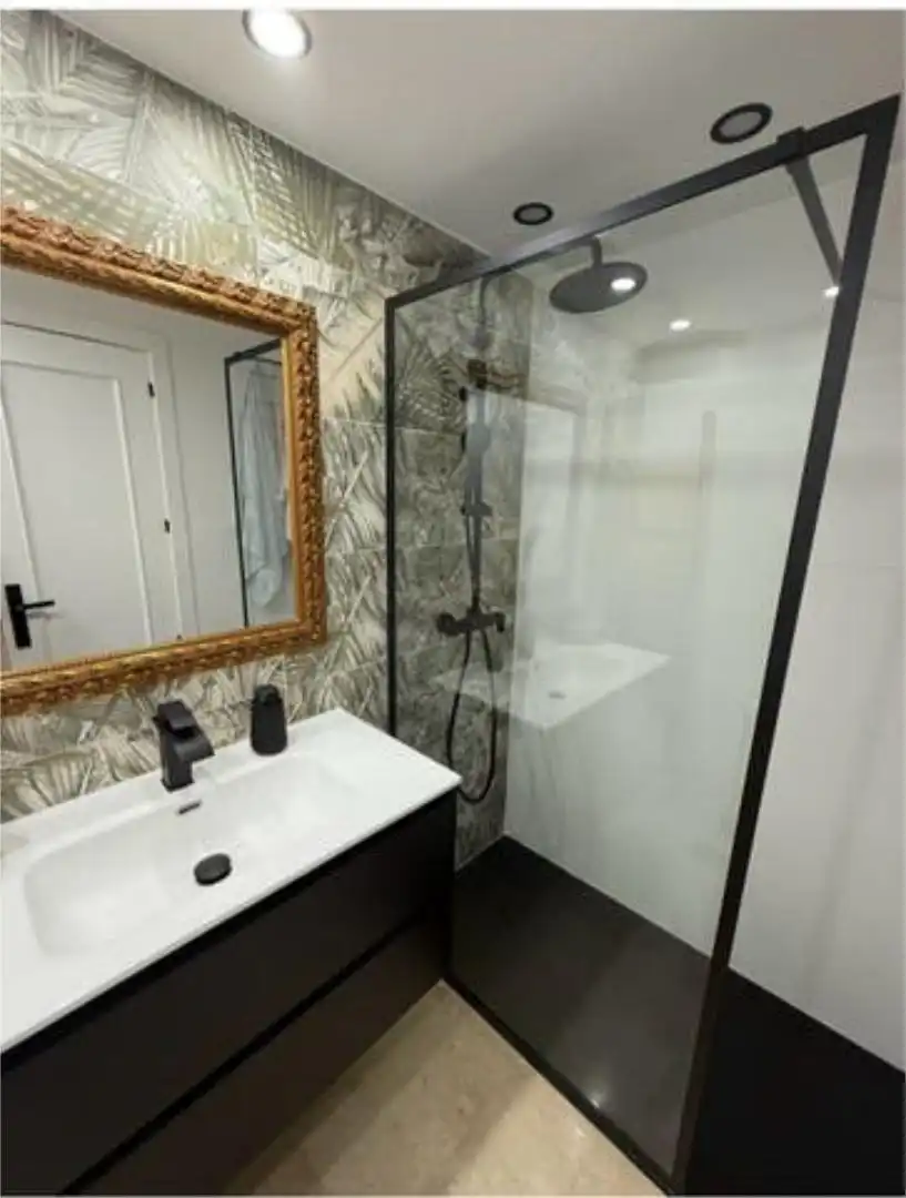 Baño de Piso de alquiler en Marbella con Calefacción, Jardín privado y Terraza