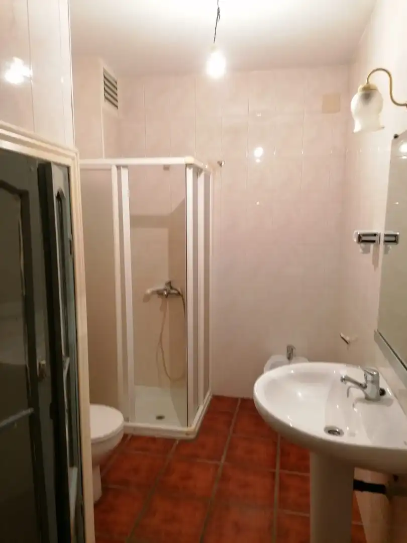 Casa adosada en venta en Calle Norte, 10, Garciaz Baño de Casa adosada en venta en Garciaz con Amueblado