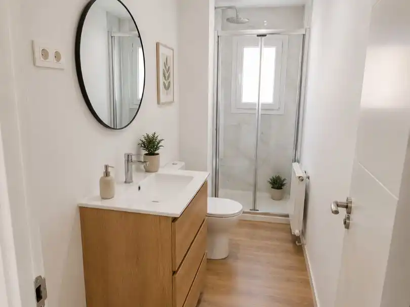 Bathroom of Flat for share in  Logroño  with Heating, Parquet flooring and Furnished