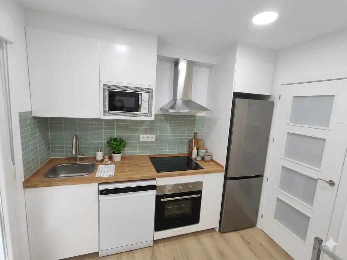 Kitchen of Flat for share in  Logroño  with Heating, Parquet flooring and Furnished