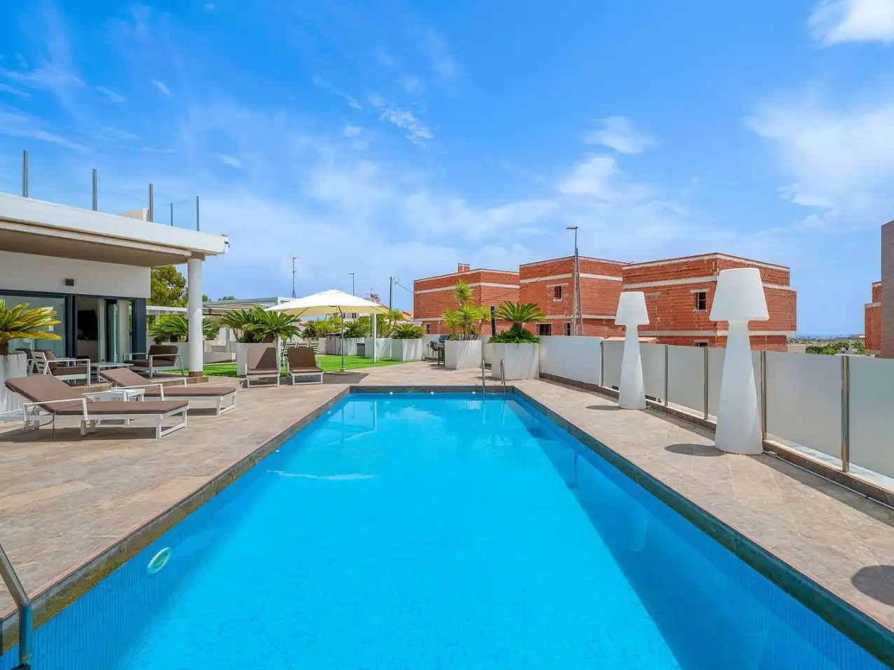 Piscina de Casa o xalet en venda en Orihuela amb Aire condicionat, Jardí privat i Terrassa