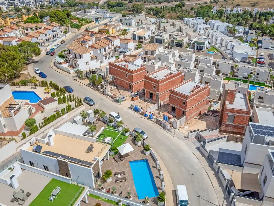 Vista exterior de Casa o xalet en venda en Orihuela amb Aire condicionat, Jardí privat i Terrassa