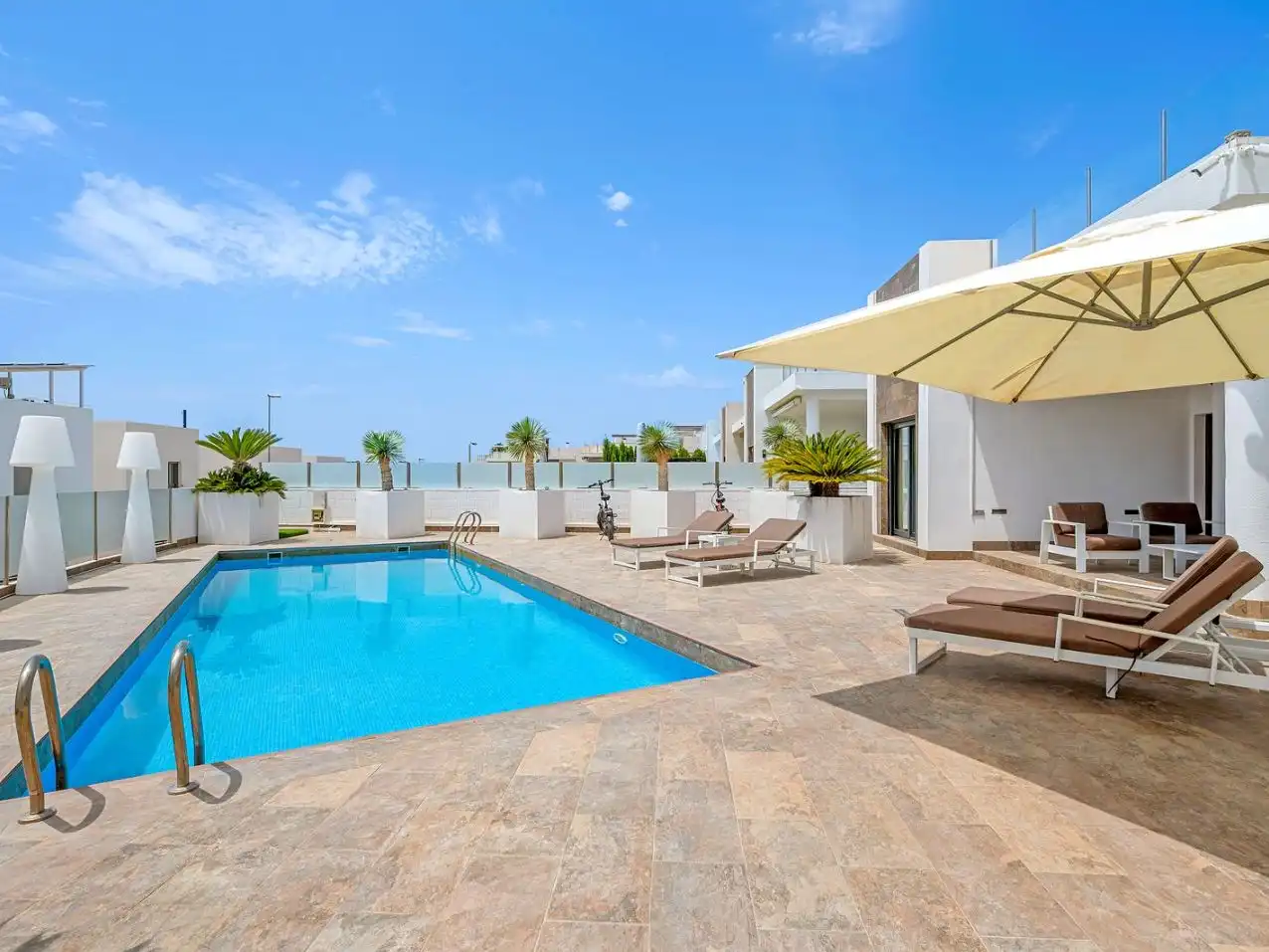 Piscina de Casa o xalet en venda en Orihuela amb Aire condicionat, Jardí privat i Terrassa