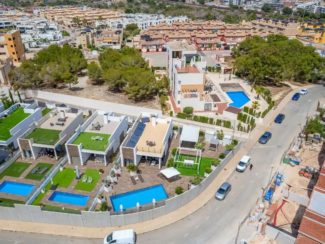 Vista exterior de Casa o xalet en venda en Orihuela amb Aire condicionat, Jardí privat i Terrassa