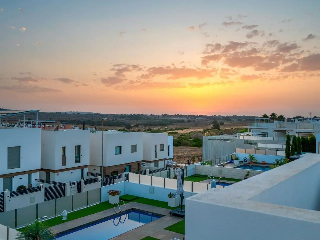 Vista exterior de Casa o xalet en venda en Orihuela amb Aire condicionat, Jardí privat i Terrassa