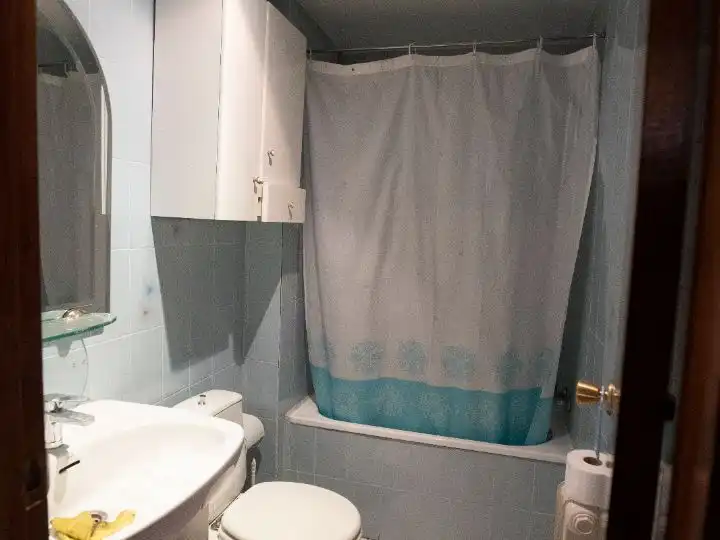 Flat for rent in Avenida de Barcelona, 24, Barrio de Zaidín Bathroom of Flat for rent in Granada with Air Conditioner, Heating and Furnished