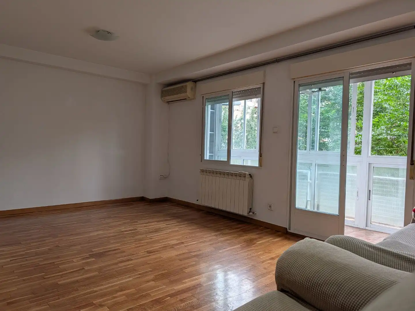 Sala de estar de Piso de alquiler en Zaragoza con Aire acondicionado, Calefacción y Parquet