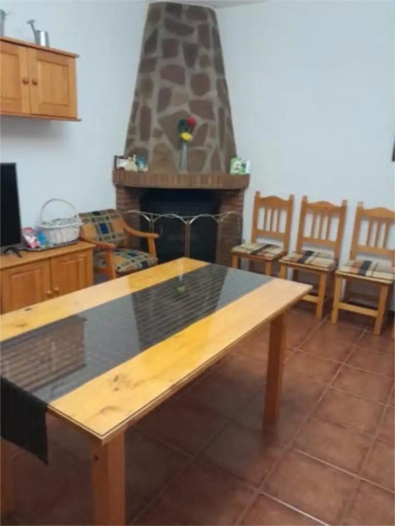 Casa adosada en venda a Renfe - Bulevar 1ª y 2ª Fase Menjador de Casa adosada en venda en Jaén amb Jardí privat, Piscina i Moblat