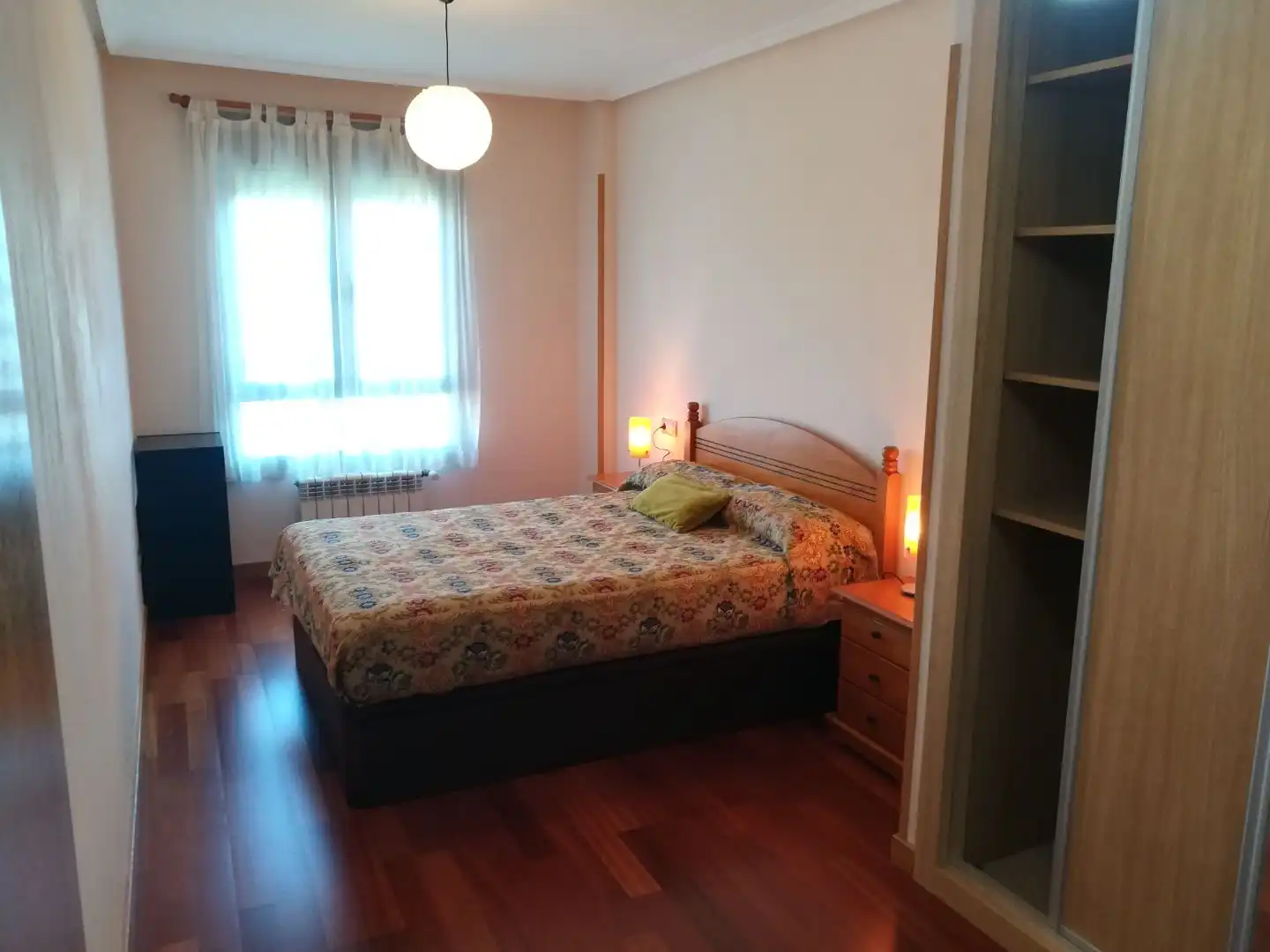 Wohnungen zur Miete in Plaza de la Puerta de Europa, 7, HUCA - La Cadellada Schlafzimmer von Wohnungen zur Miete in Oviedo mit Heizung, Parkett und Abstellraum