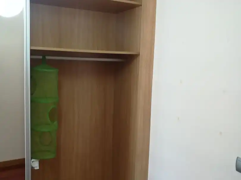 Wohnungen zur Miete in Plaza de la Puerta de Europa, 7, HUCA - La Cadellada Schlafzimmer von Wohnungen zur Miete in Oviedo mit Heizung, Parkett und Abstellraum