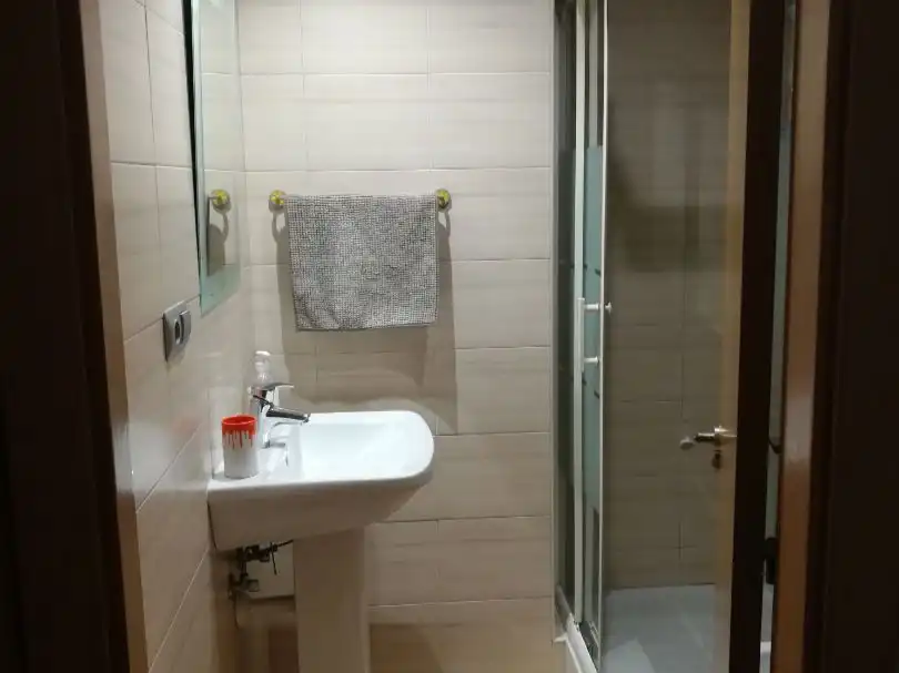Wohnungen zur Miete in Plaza de la Puerta de Europa, 7, HUCA - La Cadellada Badezimmer von Wohnungen zur Miete in Oviedo mit Heizung, Parkett und Abstellraum