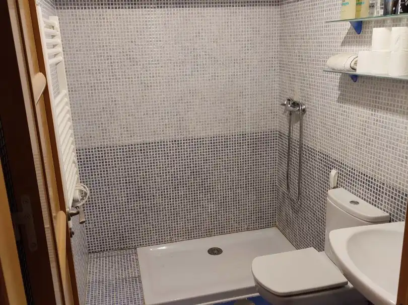 Pis en venda a Calle Barranco de Valcaliente, 43, Casarrubios del Monte pueblo Bany de Pis en venda en Casarrubios del Monte amb Aire condicionat i Piscina