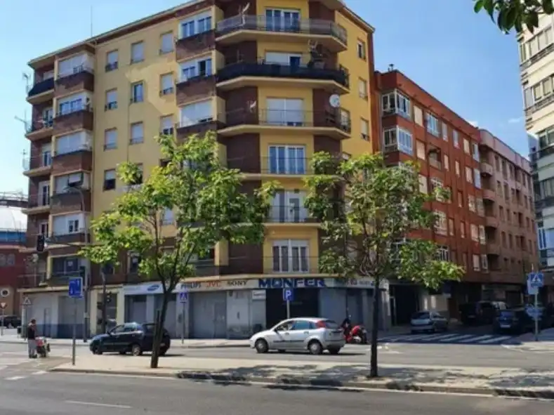 Habitació a Avenida Fernández Ladreda, 62, San Claudio - La Chantría Vista exterior de Pis per a compartir en León Capital amb Calefacció, Terrassa i Moblat