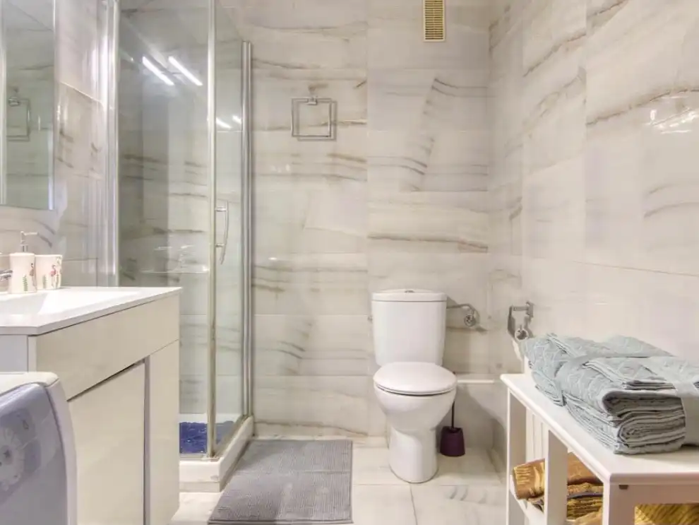 Flat for rent in Avenida del Stadium, 19, El Sardinero Bathroom of Flat for rent in Santander with Terrace and Balcony