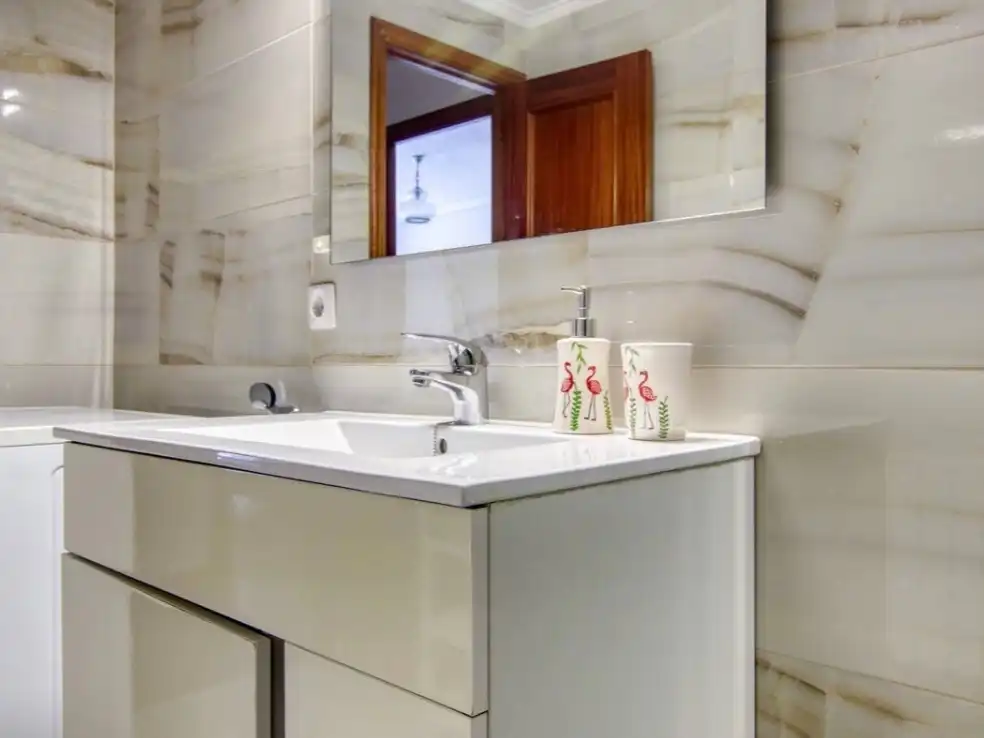Flat for rent in Avenida del Stadium, 19, El Sardinero Bathroom of Flat for rent in Santander with Terrace and Balcony