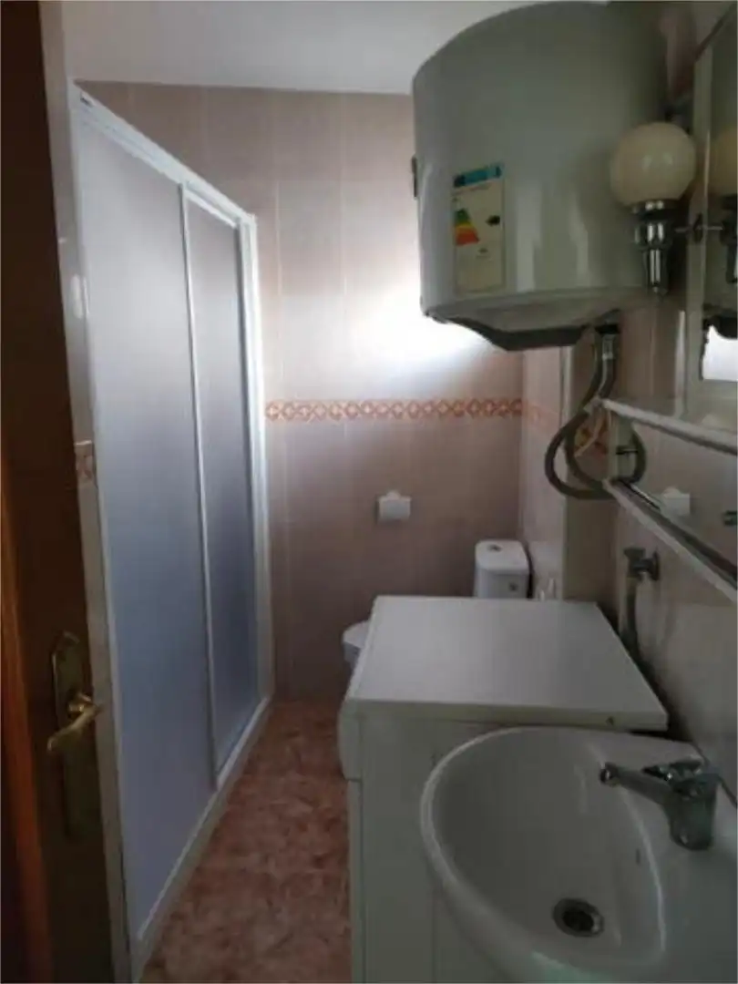 Baño de Piso de alquiler en Torredonjimeno con Calefacción, Terraza y Amueblado