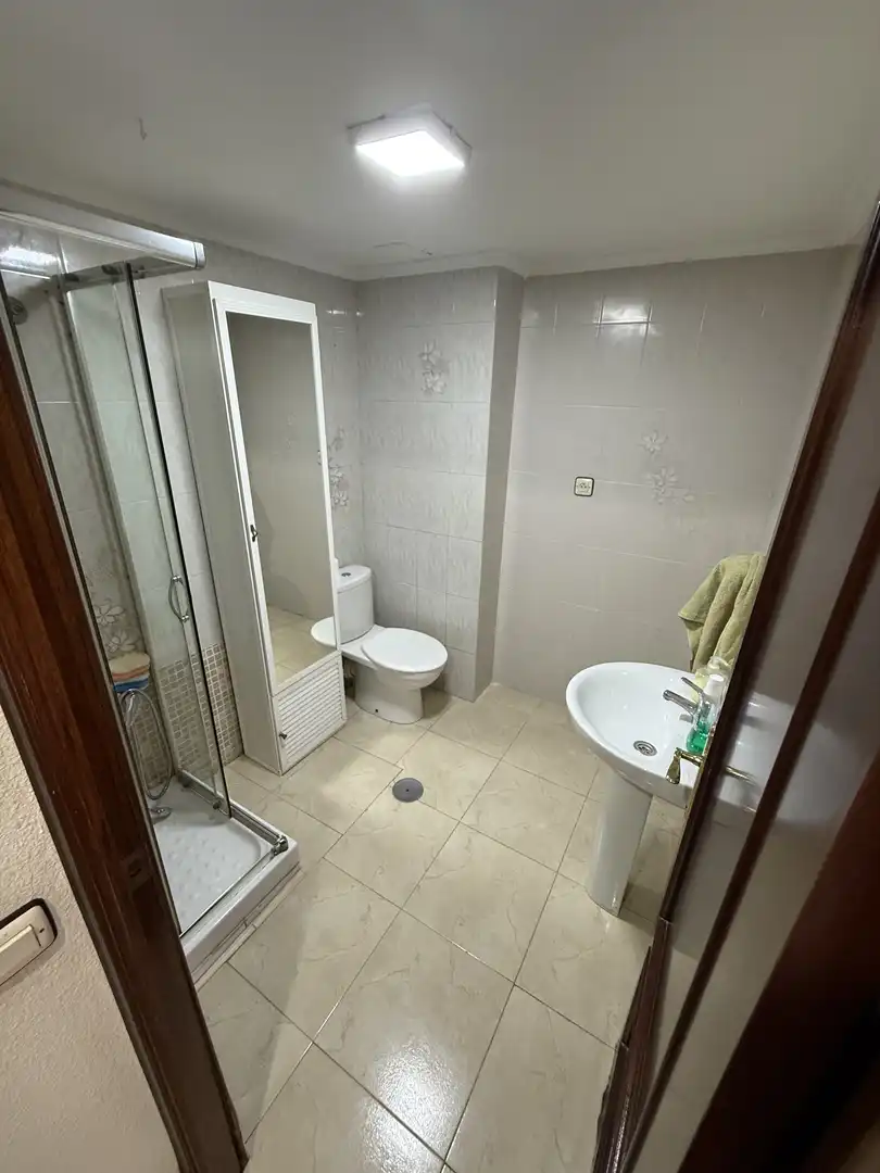 Bathroom of Flat for sale in Sevilla  with Air Conditioner, Terrace and Balcony