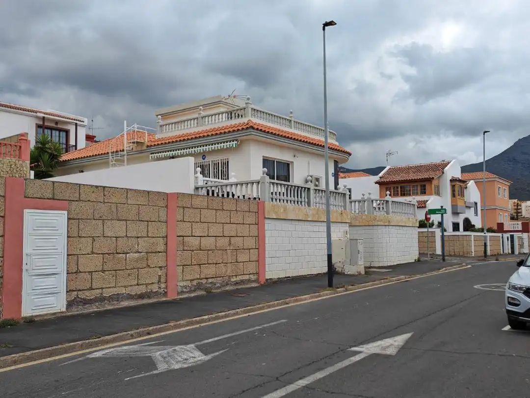 Vista exterior de Casa o xalet de lloguer en Adeje amb Aire condicionat, Calefacció i Jardí privat