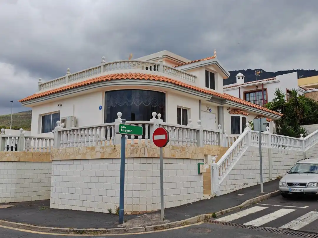Vista exterior de Casa o xalet de lloguer en Adeje amb Aire condicionat, Calefacció i Jardí privat