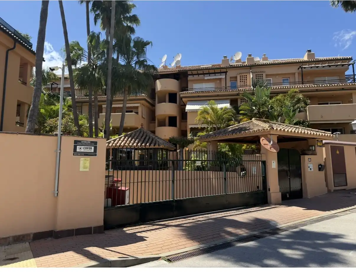 Flat for sale in Avenida Jacaranda, 74, Las Chapas - Alicate Playa Exterior view of Flat for sale in Marbella with Air Conditioner, Swimming Pool and Balcony