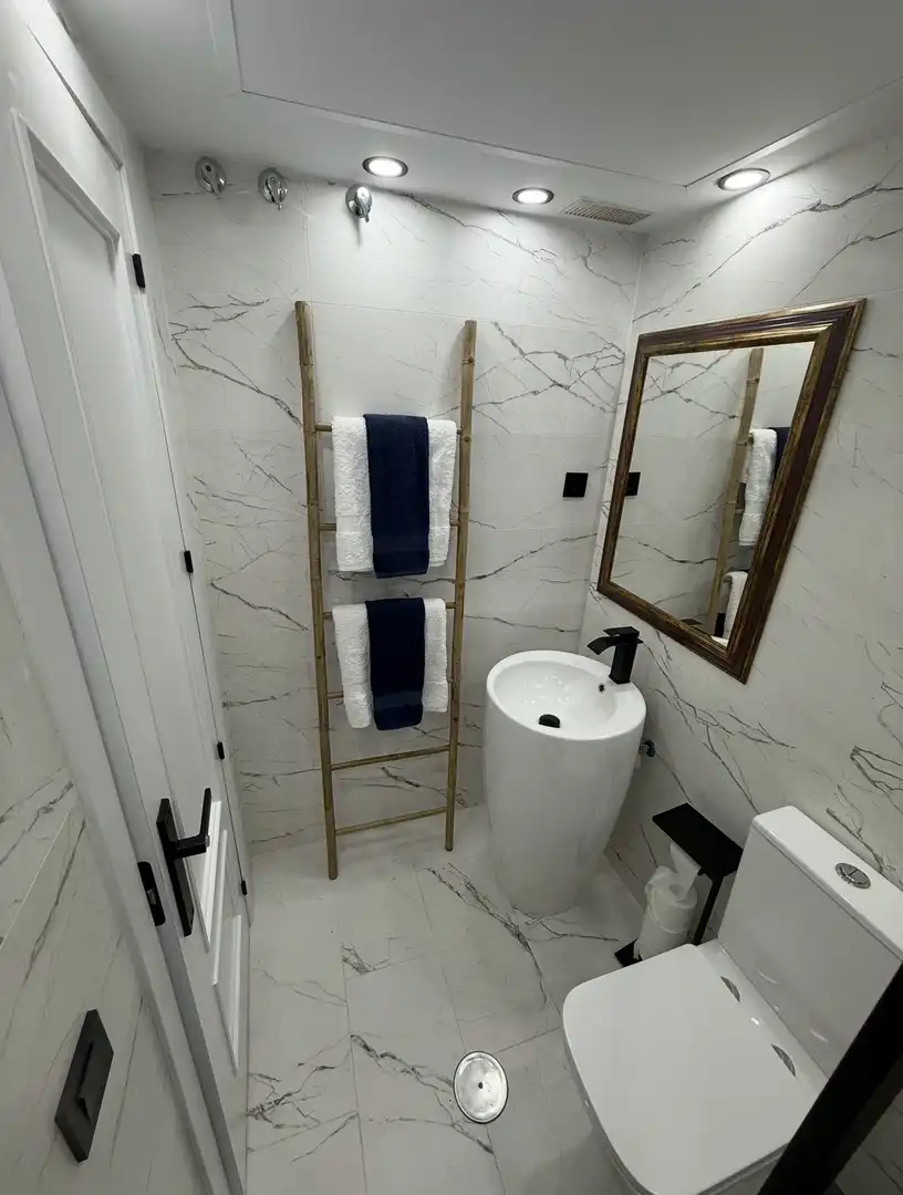 Flat for sale in Avenida Jacaranda, 74, Las Chapas - Alicate Playa Bathroom of Flat for sale in Marbella with Air Conditioner, Swimming Pool and Balcony