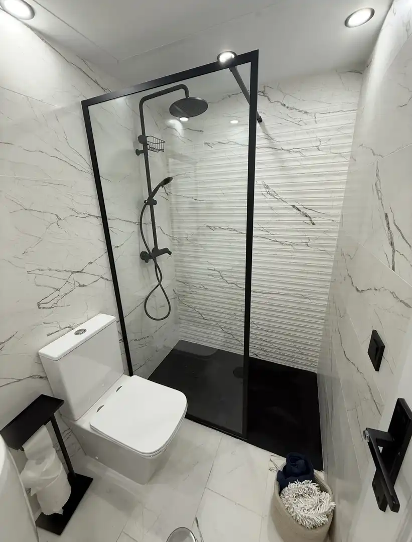 Flat for sale in Avenida Jacaranda, 74, Las Chapas - Alicate Playa Bathroom of Flat for sale in Marbella with Air Conditioner, Swimming Pool and Balcony