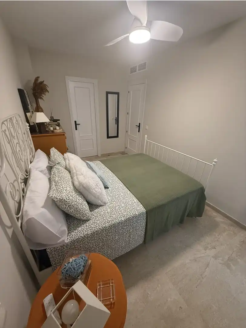 Flat for sale in Avenida Jacaranda, 74, Las Chapas - Alicate Playa Bedroom of Flat for sale in Marbella with Air Conditioner, Swimming Pool and Balcony