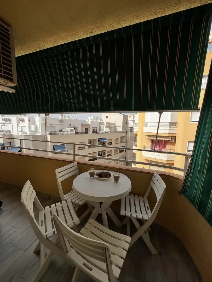 Pis de lloguer a Calle Almudena, 48, Avenida Habaneras - Curva de Palangre Terrassa de Pis de lloguer en Torrevieja amb Aire condicionat, Calefacció i Moblat