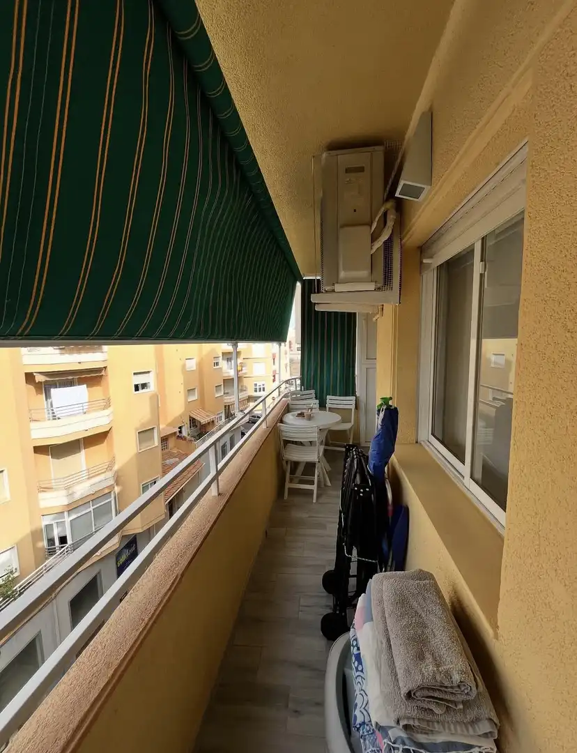 Pis de lloguer a Calle Almudena, 48, Avenida Habaneras - Curva de Palangre Terrassa de Pis de lloguer en Torrevieja amb Aire condicionat, Calefacció i Moblat
