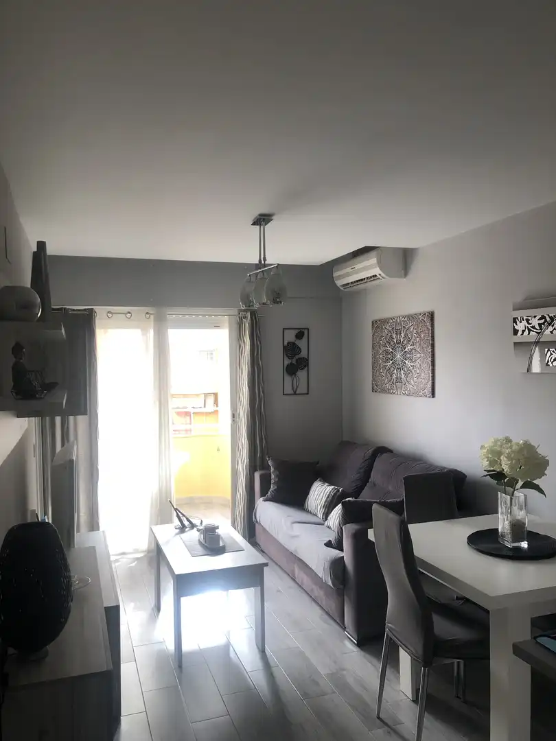 Pis de lloguer a Calle Almudena, 48, Avenida Habaneras - Curva de Palangre Sala d'estar de Pis de lloguer en Torrevieja amb Aire condicionat, Calefacció i Moblat