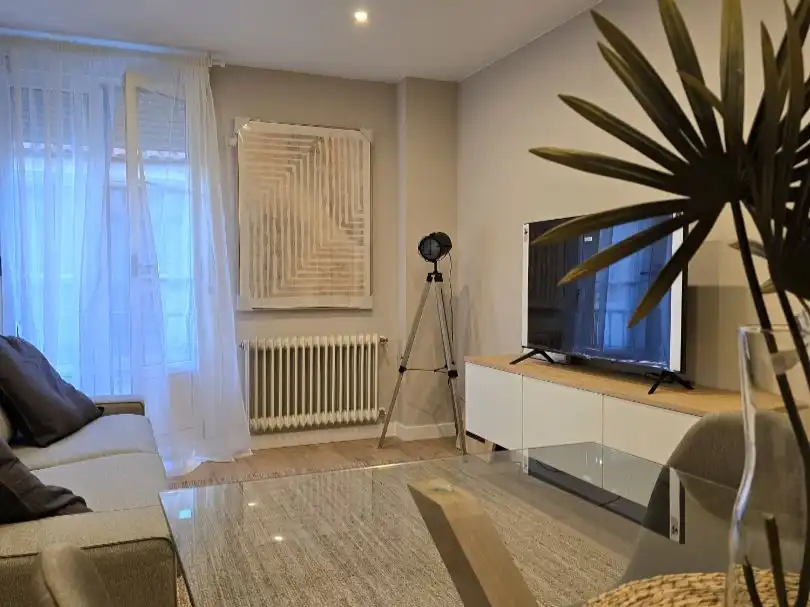 Wohnung zur Miete in Calle Carpio, 12, Santo Domingo - El Campillín Wohnzimmer von Wohnung zur Miete in Oviedo mit Balkon