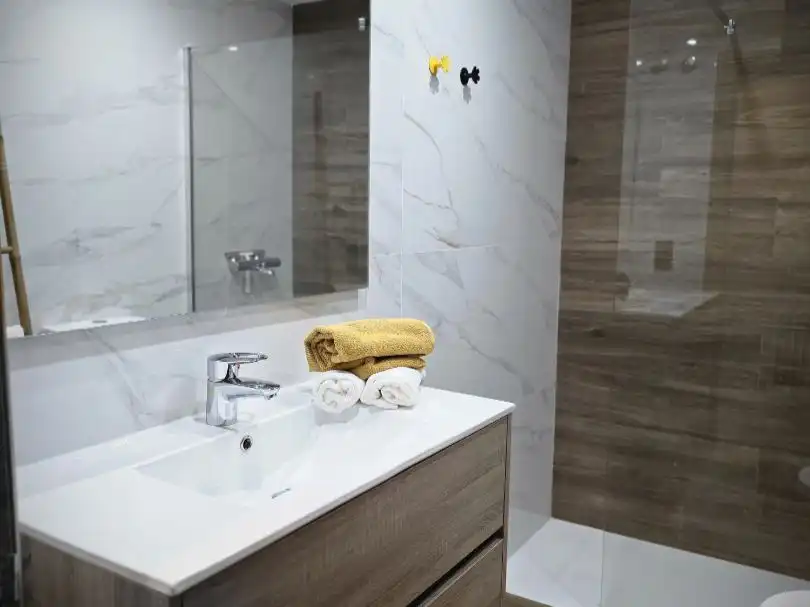 Wohnung zur Miete in Calle Carpio, 12, Santo Domingo - El Campillín Badezimmer von Wohnung zur Miete in Oviedo mit Balkon