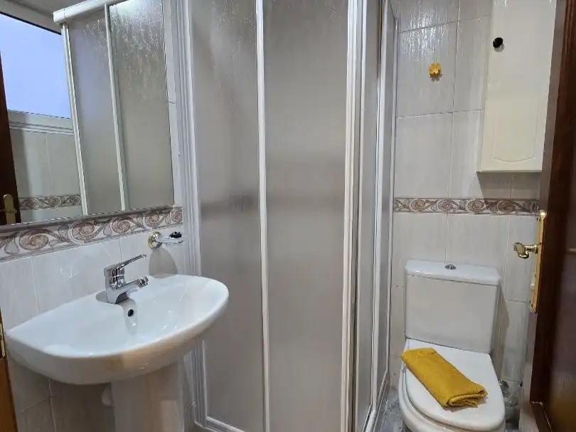 Wohnung zur Miete in Calle Carpio, 12, Santo Domingo - El Campillín Badezimmer von Wohnung zur Miete in Oviedo mit Balkon