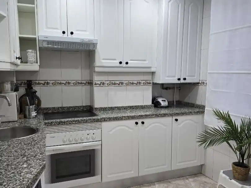 Wohnung zur Miete in Calle Carpio, 12, Santo Domingo - El Campillín Küche von Wohnung zur Miete in Oviedo mit Balkon