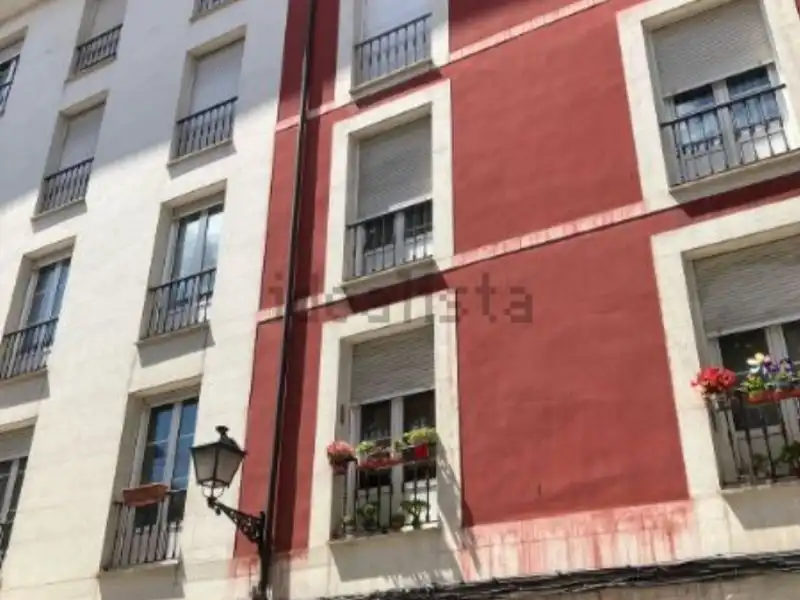 Wohnung zur Miete in Calle Carpio, 12, Santo Domingo - El Campillín Außenansicht von Wohnung zur Miete in Oviedo mit Balkon
