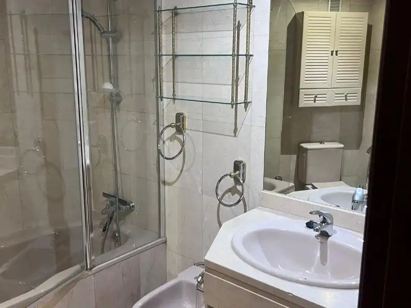 Bathroom of Flat for rent in Madrid  with Heating, Private garden and Parquet flooring