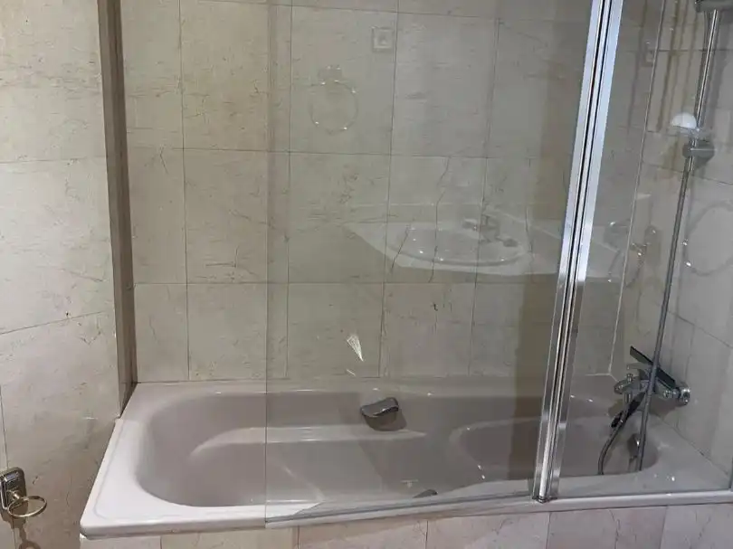 Bathroom of Flat for rent in Madrid  with Heating, Private garden and Parquet flooring