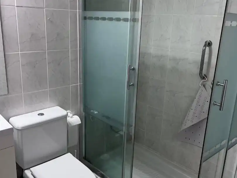 Bathroom of Flat for rent in Madrid  with Heating, Private garden and Parquet flooring