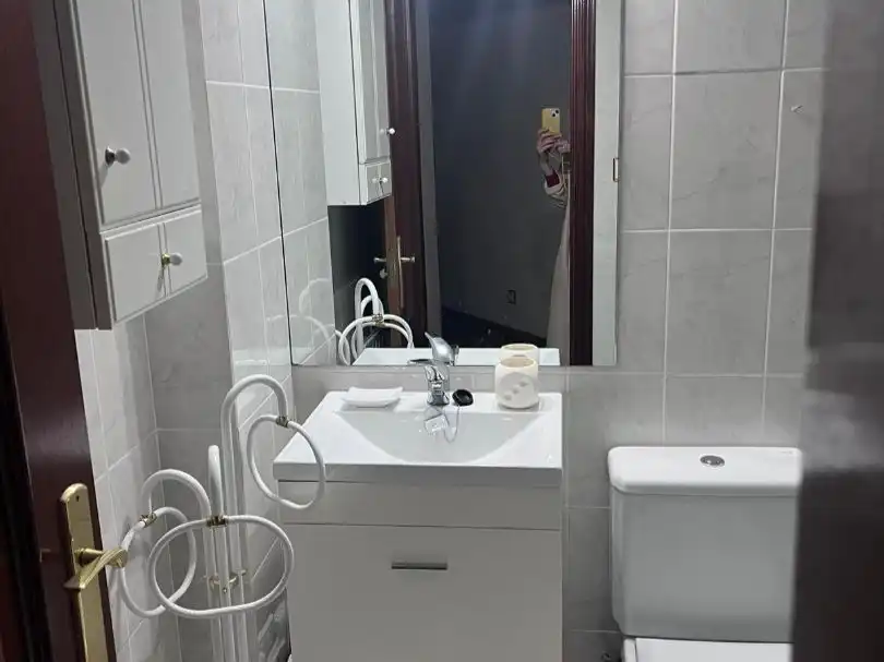Bathroom of Flat for rent in Madrid  with Heating, Private garden and Parquet flooring