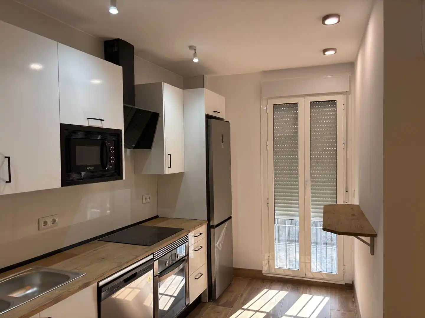 Apartament de lloguer a Calle los Palacios, 9, Torreblanca Cuina de Apartament de lloguer en Sevilla amb Aire condicionat, Parquet i Terrassa