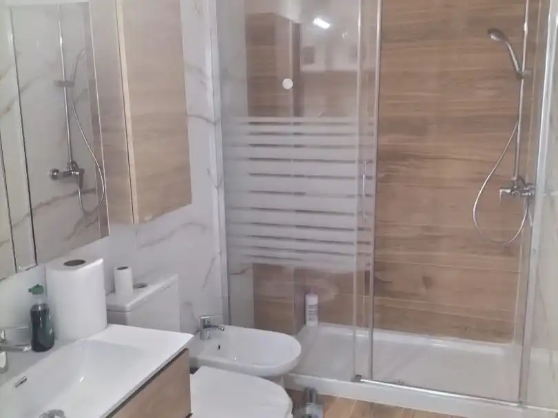 Apartament de lloguer a Calle los Palacios, 9, Torreblanca Bany de Apartament de lloguer en Sevilla amb Aire condicionat, Parquet i Terrassa