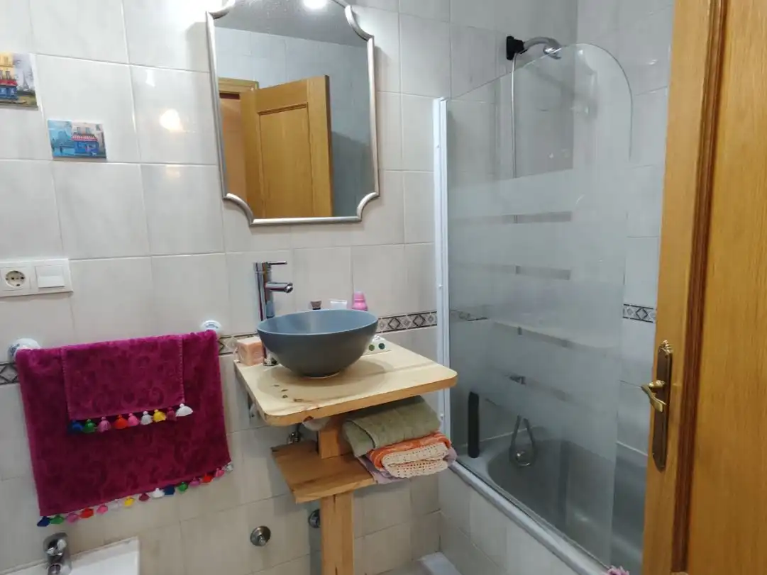 Dúplex en venta en Avenida Monsacro, 6, Morcín Baño de Dúplex en venta en Morcín con Calefacción, Jardín privado y Parquet