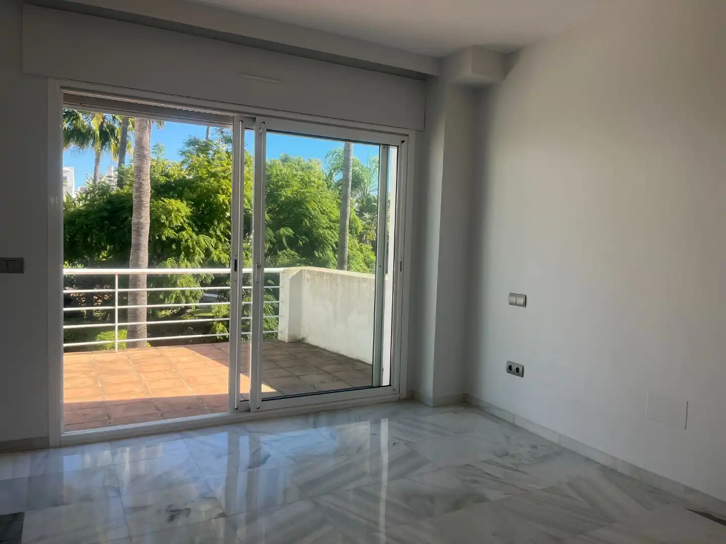 Casa adosada de lloguer a Desconocido, 26a, Sierra Blanca Dormitori de Casa adosada de lloguer en Marbella amb Aire condicionat, Terrassa i Piscina
