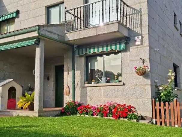 Casa adosada en venta en Estrada Santa Mariña, 22, Allariz Vista exterior de Casa adosada en venta en Allariz con Terraza y Balcón